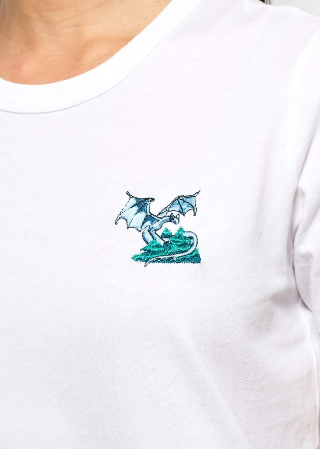 T-shirt fantaisie brode blanc pour femme avec broderie dragon, photo de zoom