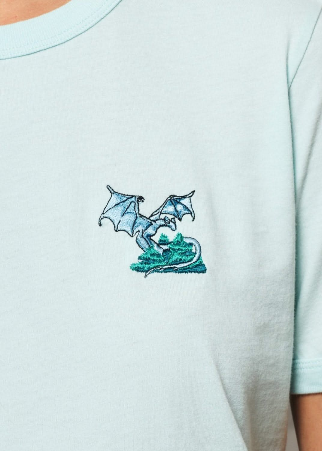 Tshirt fantaisie brode vert pour femme avec broderie dragon, photo de zoom