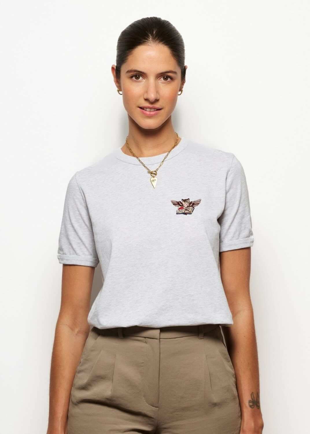 Tee shirt fantaisie gris clair pour femme avec broderie hibou, photo de face