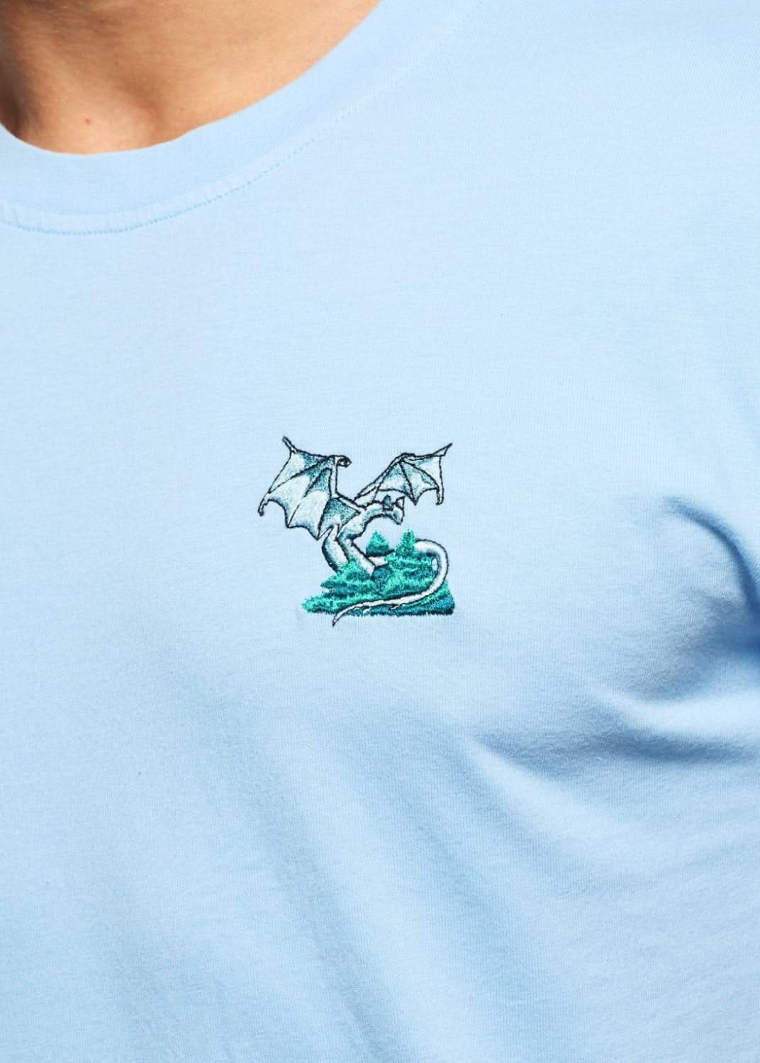 T-shirt fantasy brode bleu pour homme avec broderie dragon, photo de zoom